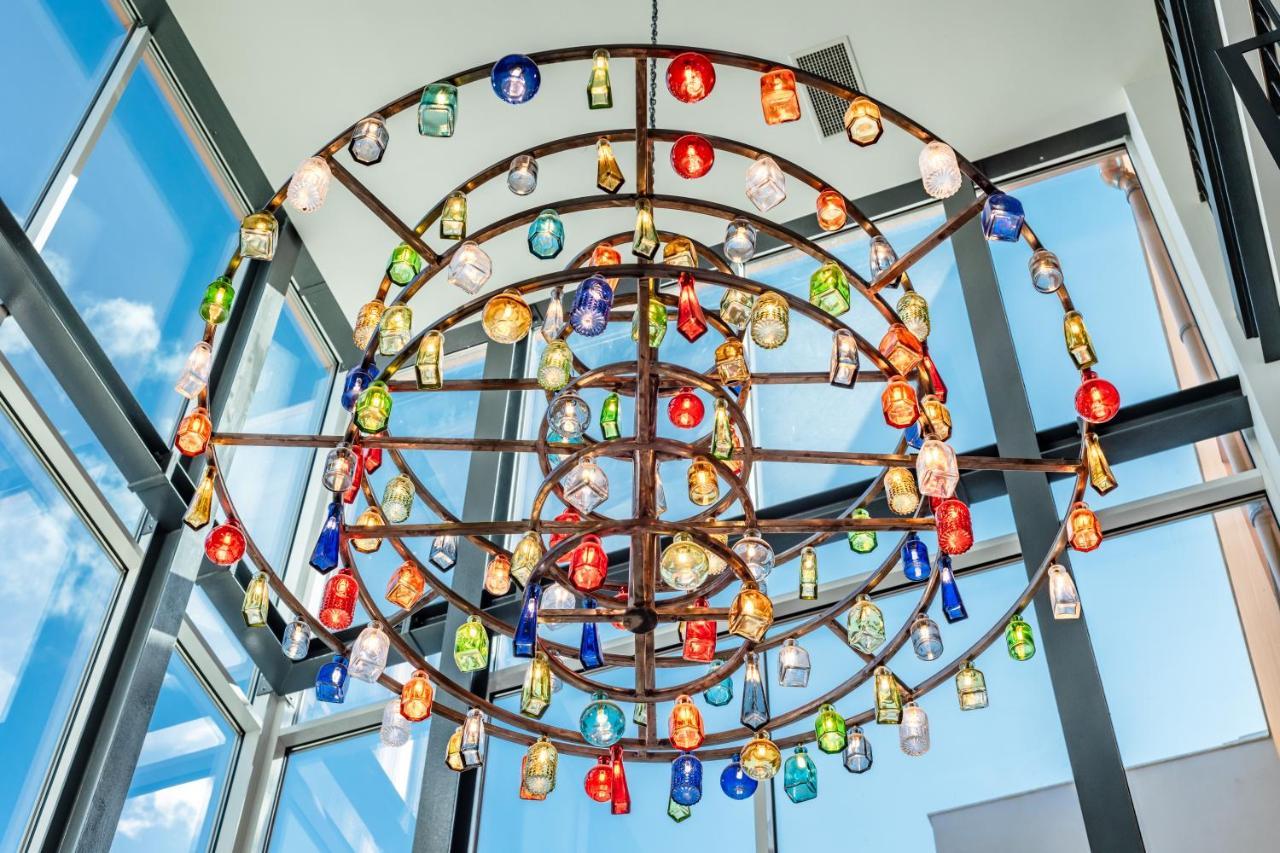 Pestana Douro Riverside - Preferred Hotels & Resorts, Lifestyle Valbom  Eksteriør billede The 100-foot (30 m) high chandelier at the entrance of the building