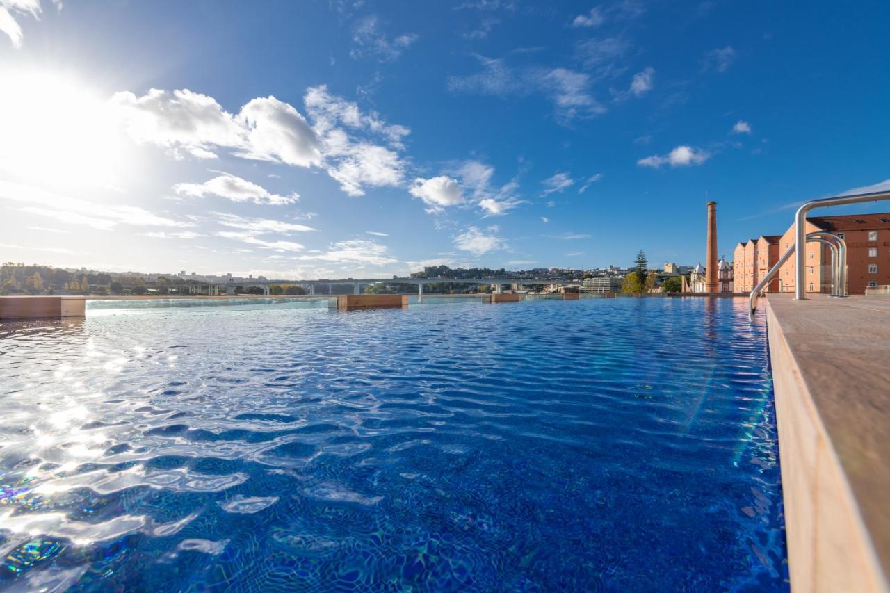 Pestana Douro Riverside - Preferred Hotels & Resorts, Lifestyle Valbom  Eksteriør billede The rooftop pool at the hotel