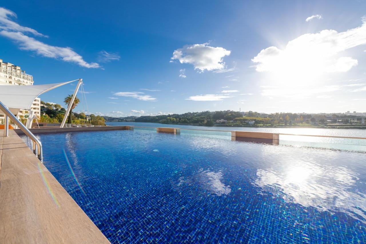 Pestana Douro Riverside - Preferred Hotels & Resorts, Lifestyle Valbom  Eksteriør billede Infinity pool at the resort