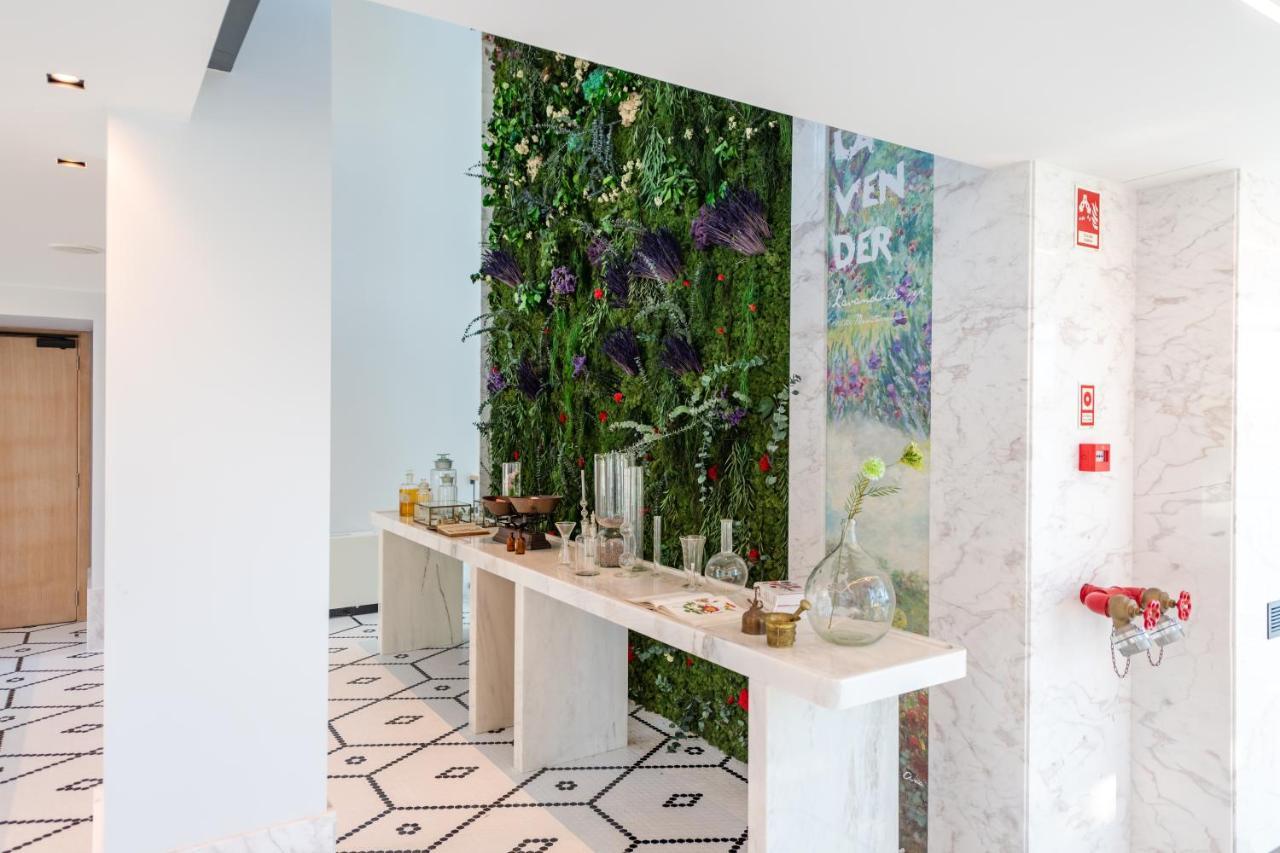 Pestana Douro Riverside - Preferred Hotels & Resorts, Lifestyle Valbom  Eksteriør billede A green wall in a hotel
